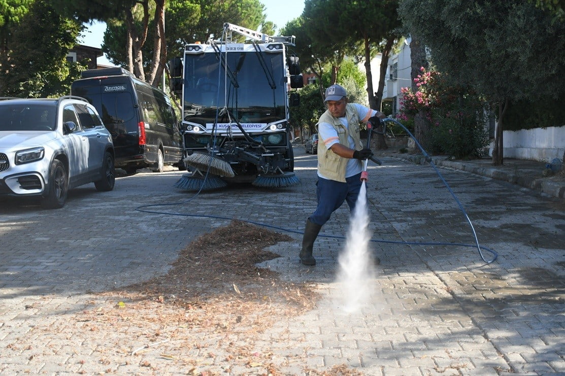 KUŞADASI BELEDİYESİ TEMİZLİK İŞLERİ MÜDÜRLÜĞÜ EKİPLERİ, YAZ SEZONUYLA BİRLİKTE ARTAN NÜFUS VE...