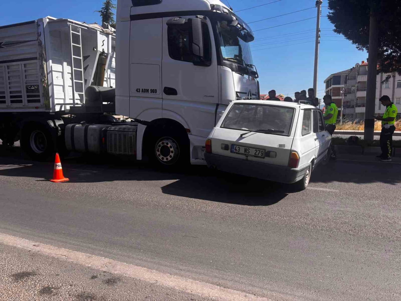 KÜTAHYA'DA ÇEKİCİ İLE OTOMOBİL ÇARPIŞTI: 2 YARALI