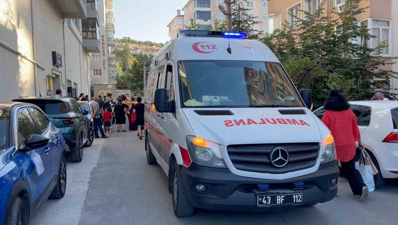 KÜTAHYA'DA KOMŞUSUNUN DÜĞÜNÜNE GİTMEK İÇİN HAZIRLIK YAPAN YAŞLI KADIN, EVİNDEN ÇIKARKEN DÜŞEREK...
