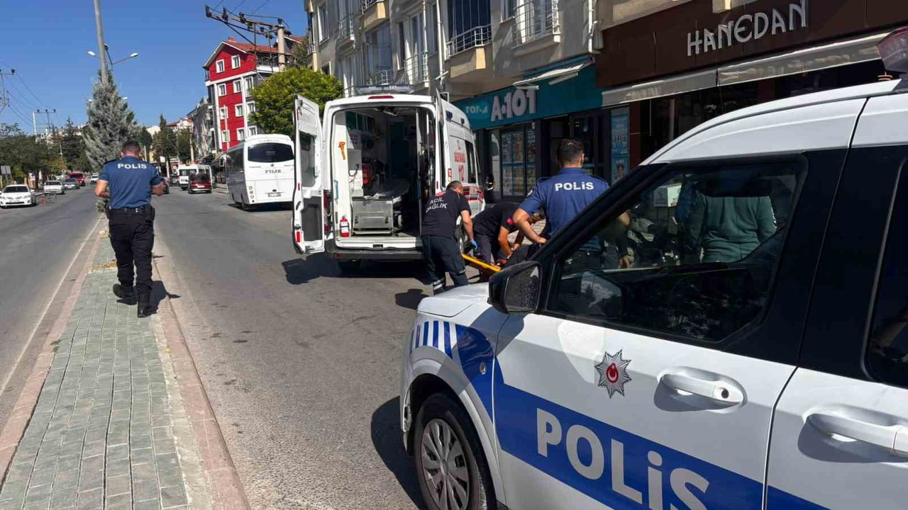 KÜTAHYA'DA PARK HALİNDEYKEN ANİDEN KAPISI AÇILAN OTOMOBİLE BİR MOTOSİKLETİN ÇARPMASI SONUCU...