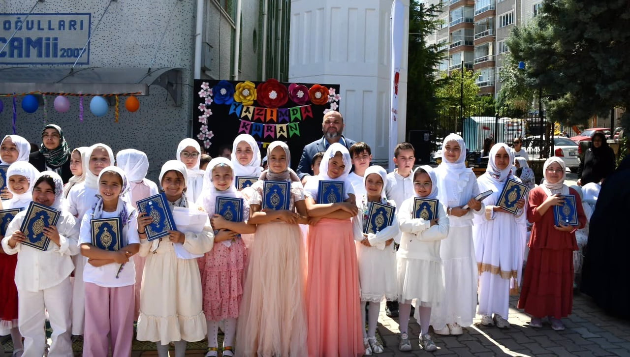 KÜTAHYA'DA "ÖMRÜMDE KUR'AN VAR" PROGRAMINDA MANEVİ EĞİTİM VE EĞLENCE BİR ARAYA GELDİ
