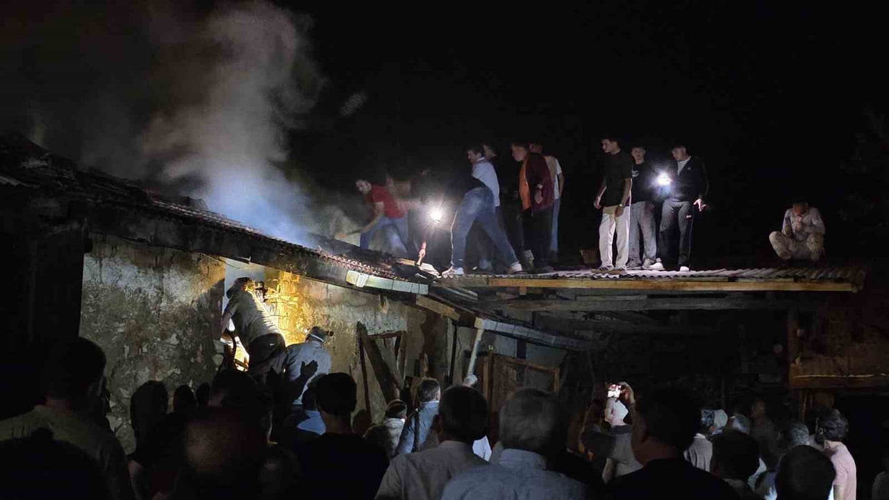 KÜTAHYA'NIN DOMANİÇ İLÇESİNE BAĞLI ÇUKURCA BELDESİNDE GECE BİR SAMANLIKTA ÇIKAN YANGIN PANİĞE...