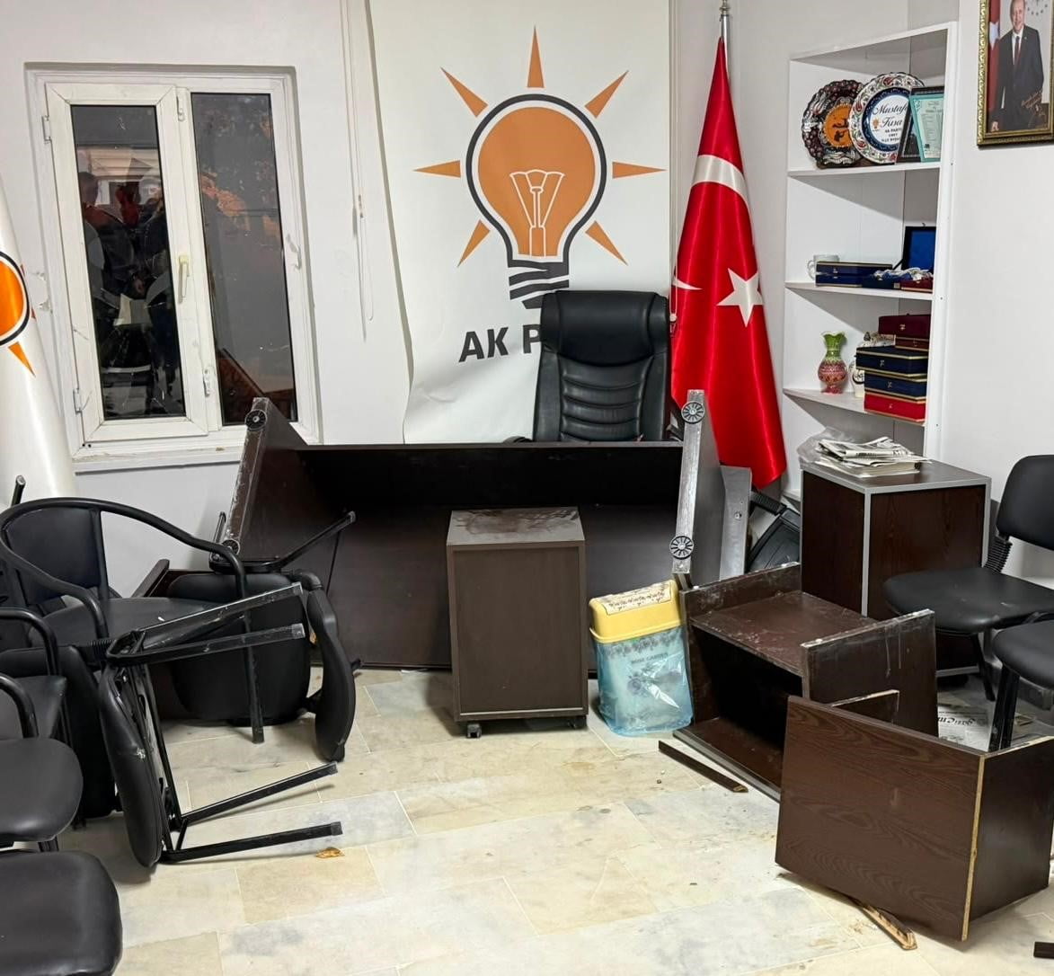 KÜTAHYA'NIN EMET İLÇESİNDE AK PARTİ İLÇE BAŞKANLIĞI BİNASINA KİMLİĞİ HENÜZ BELİRLENEMEYEN KİŞİ...