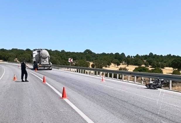KÜTAHYA'NIN EMET İLÇESİNDE BETON MİKSERİ İLE MOTOSİKLETİN ÇARPIŞMASI SONUCU MEYDANA GELEN TRAFİK...