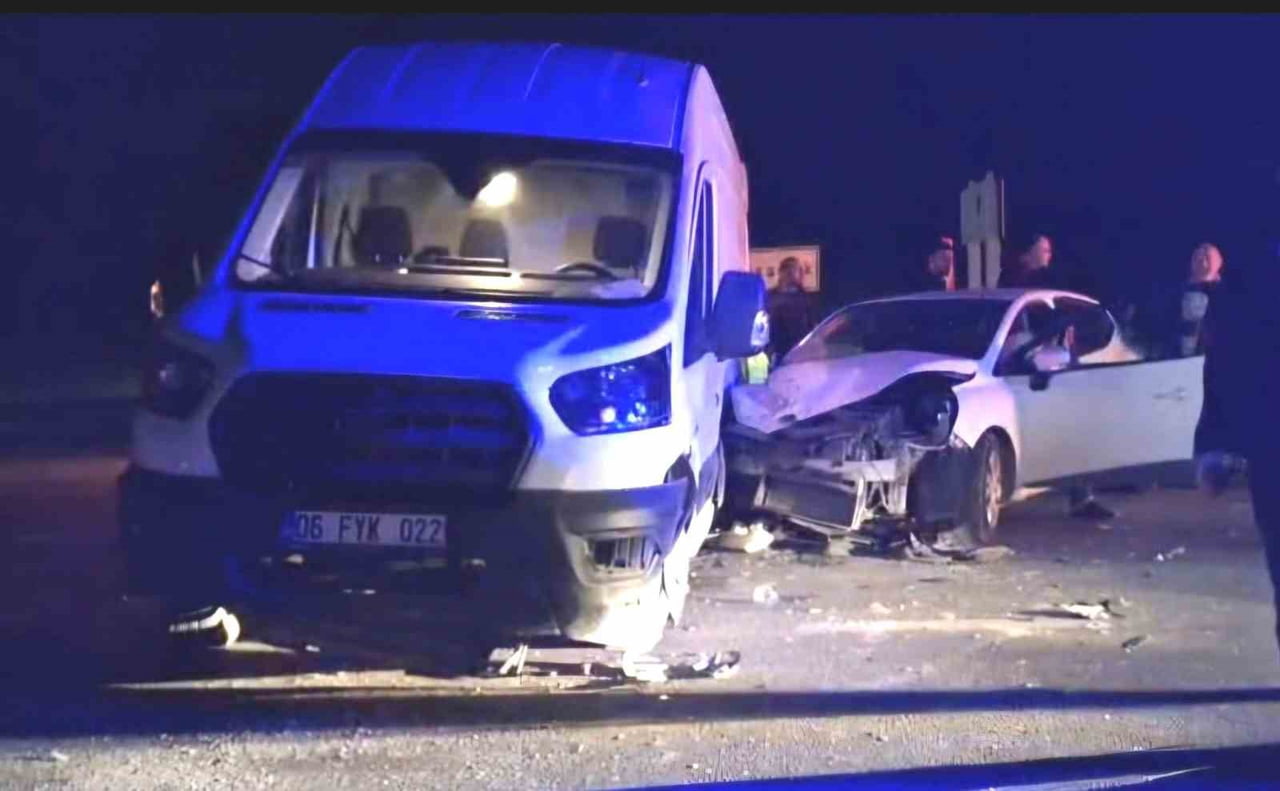 KÜTAHYA'NIN HİSARCIK İLÇESİNDE OTOMOBİL İLE MİNİBÜSÜN ÇARPIŞMASI SONUCU MEYDANA GELEN TRAFİK...