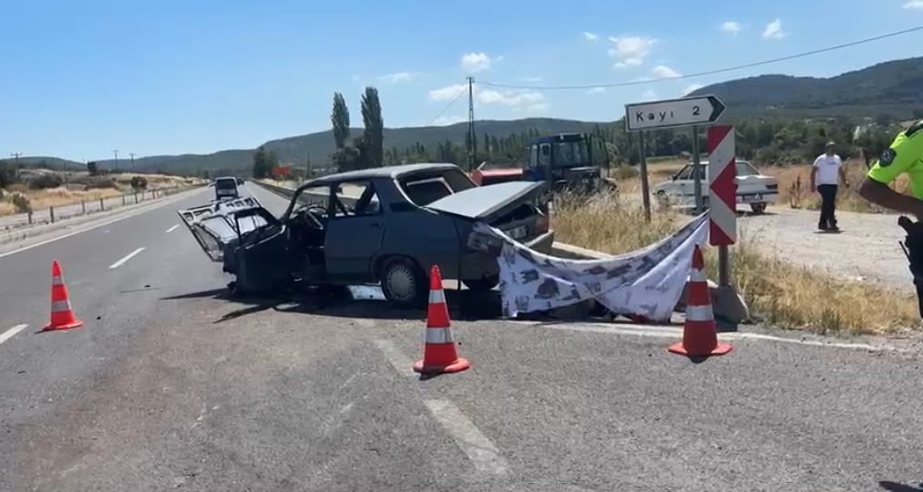 KÜTAHYA'NIN TAVŞANLI İLÇESİNDE İKİ OTOMOBİLİN ÇARPIŞMASI SONUCU MEYDANA GELEN TRAFİK KAZASINDA 1...