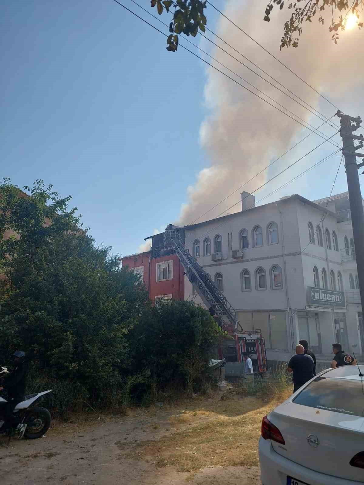KÜTAHYA’DA 3 KATLI BİNANIN ÇATISINDA YANGIN