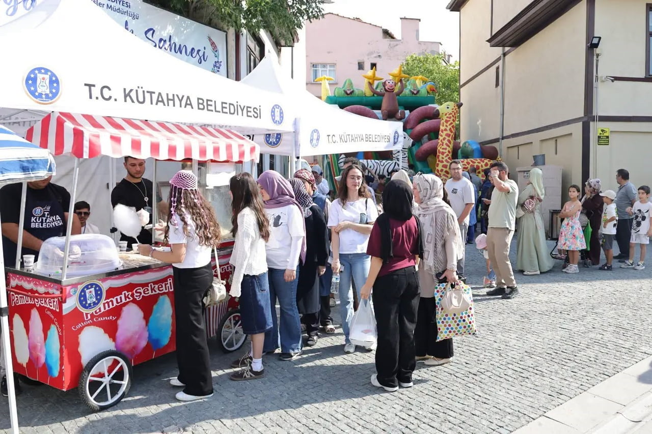KÜTAHYA’DA ÇOCUKLAR GERMİYAN SOKAK’TA DOYASIYA EĞLENDİ