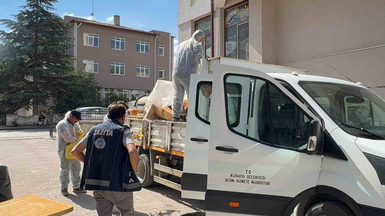 KÜTAHYA’DA EMEKLİ PROFESÖRÜN İKİ DAİRESİNDEN TONLARCA EŞYA VE ÇÖP ÇIKTI