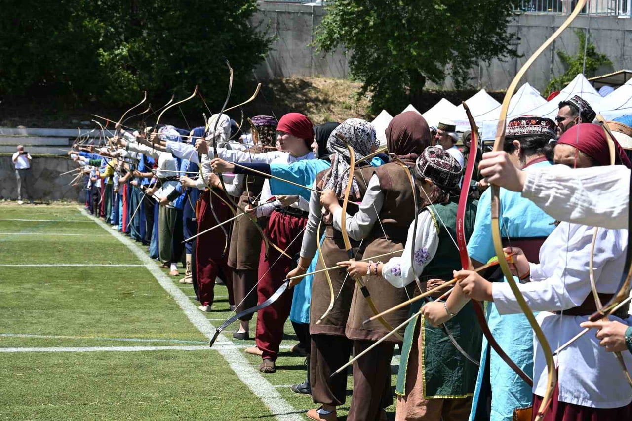 KÜTAHYA’DA TARİHİ OK MEYDANI’NDA 490 SPORCU ŞAMPİYONLUK İÇİN OK ATIYOR