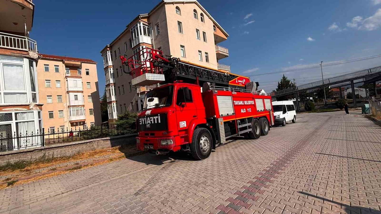 KÜTAHYA’NIN TAVŞANLI İLÇESİNDE BİR EVİN MUTFAĞINDA ÇIKAN YANGIN, İTFAİYE EKİPLERİNİN HIZLI...