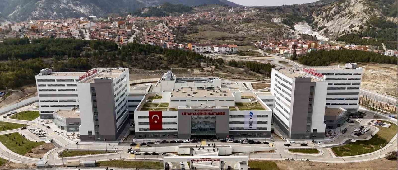 KÜTAHYA ŞEHİR HASTANESİ'NDE 76 YAŞINDAKİ KANSER HASTASINA GENEL ANESTEZİSİZ AMELİYAT