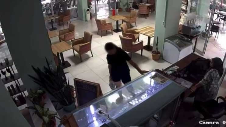 KÜTÜPHANEYE KİTAP OKUMAK İÇİN GELEN BİR KADININ, OKUDUĞU KİTABI ÇANTASINA KOYARAK GÖTÜRDÜĞÜ ANLAR...