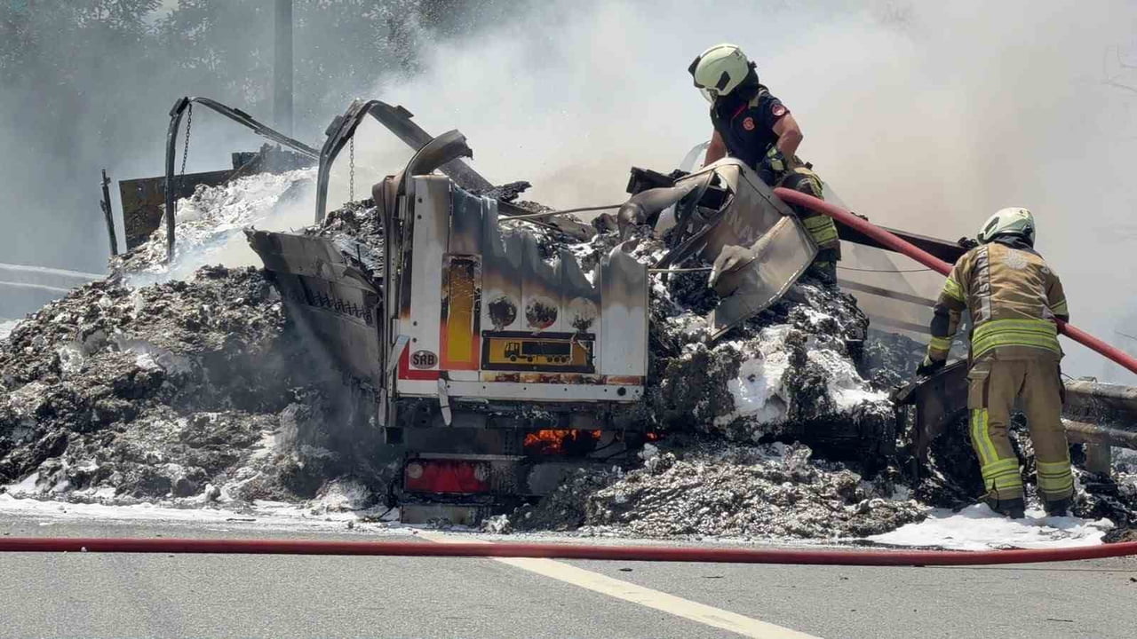KUZEY MARMARA OTOYOLU ÇATALCA NAKKAŞ MEVKİİNDE BİR TIRDA BİLİNMEYEN BİR NEDENLE YANGIN ÇIKTI....