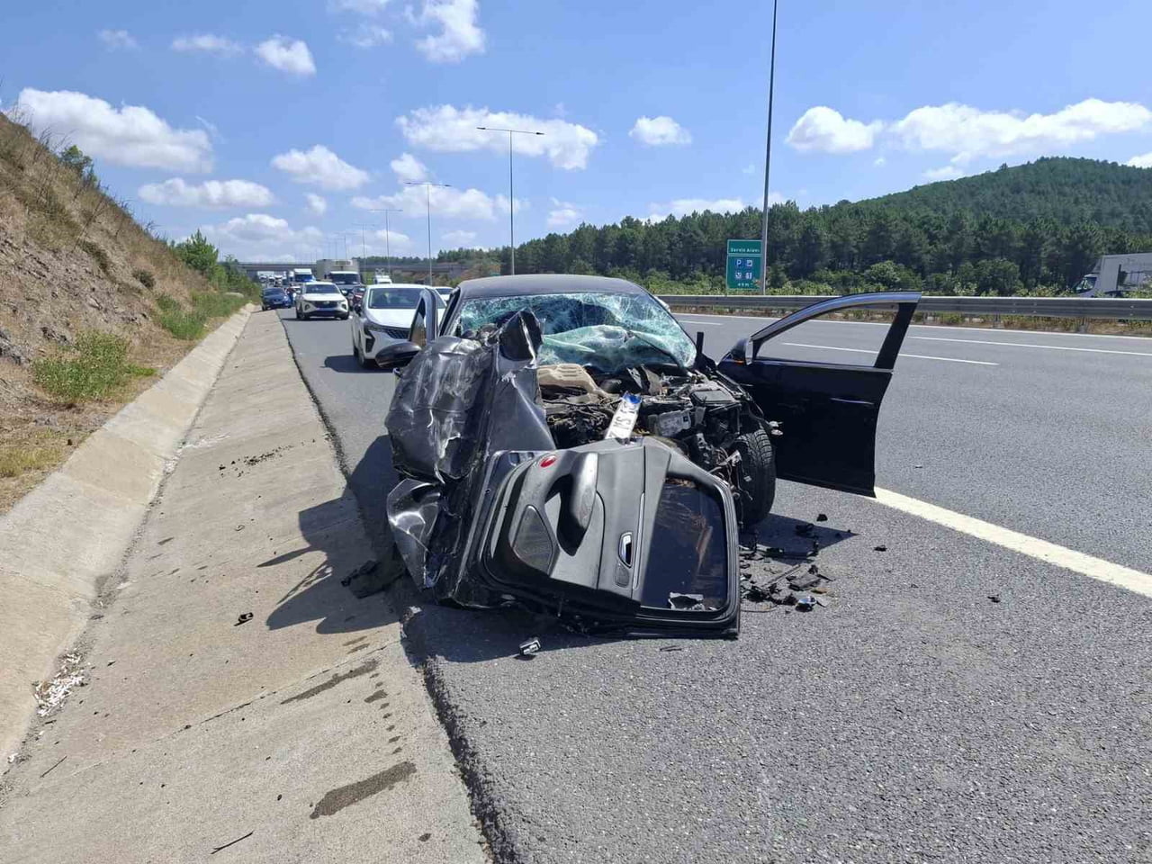 KUZEY MARMARA OTOYOLU’NUN ÇEKMEKÖY MEVKİSİNDE İKİ ARACIN KARIŞTIĞI KAZADA, OTOMOBİLDE BULUNAN 2...