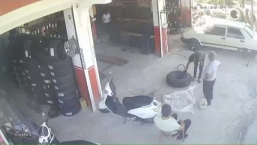 Lastik tamir sırasında bomba gibi patladı: O anlar kamerada