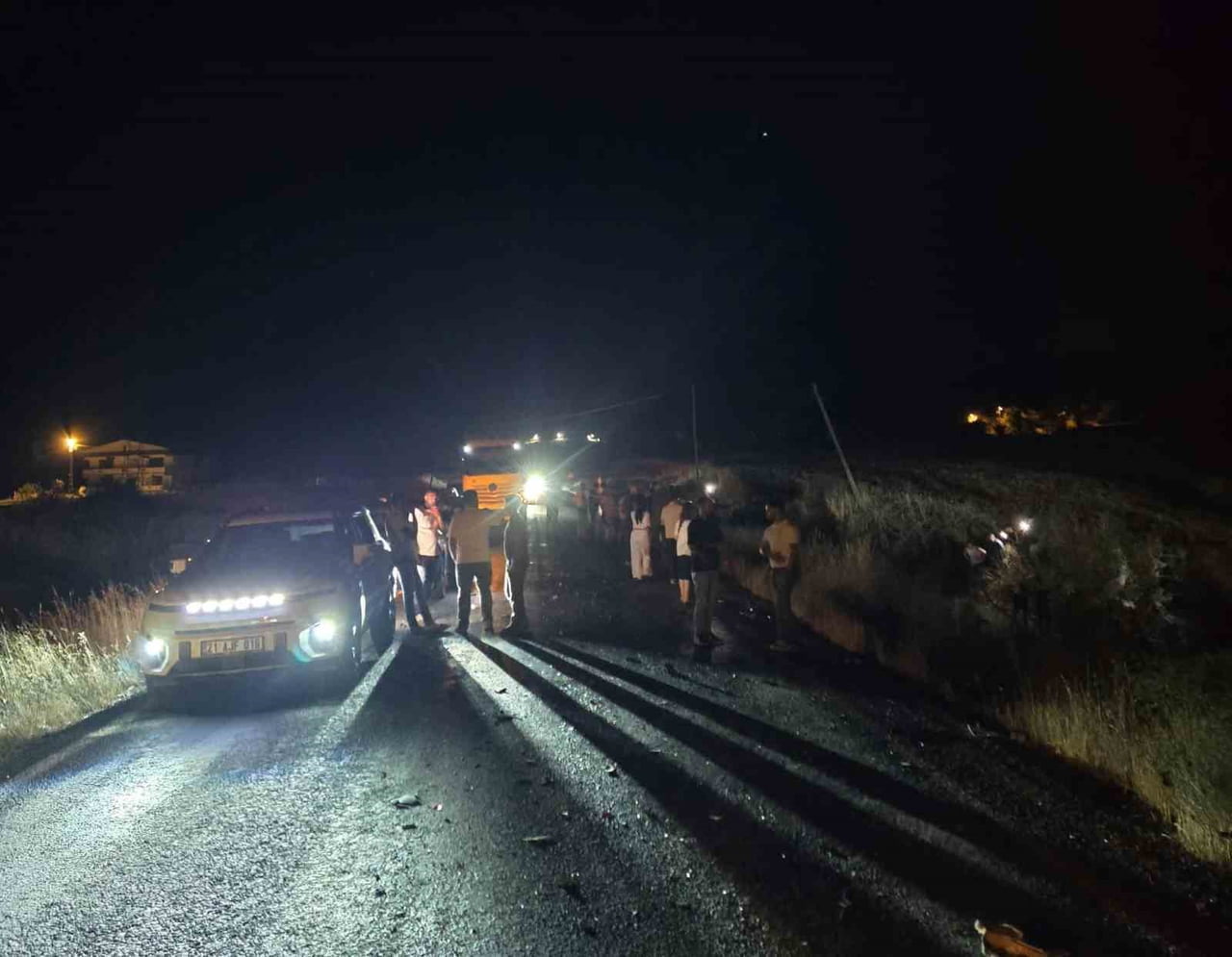 LİCE İLÇESİNDE BİR ARAÇ, SOLLAMA YAPTIĞI SIRADA KARŞI YÖNDEN GELEN TIRIN ALTINDA KALDI.
