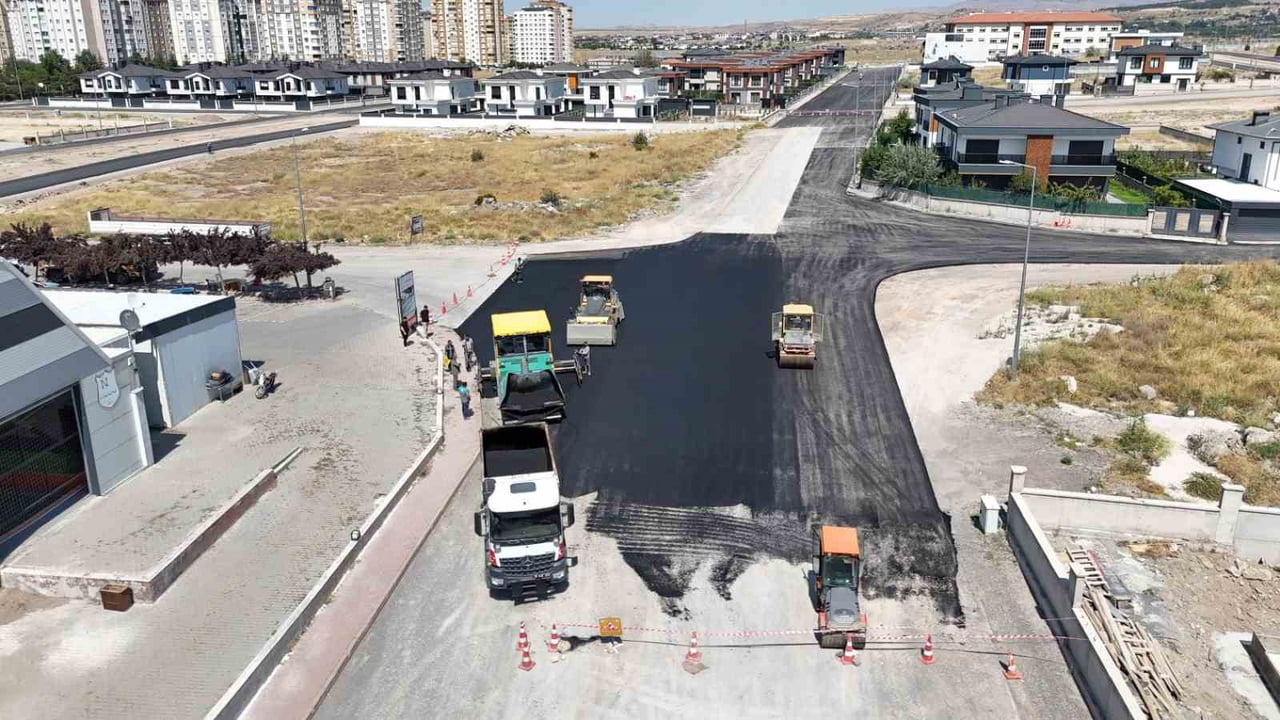 MAHALLELERDE ASFALT ATAĞINI ARALIKSIZ SÜRDÜREN MELİKGAZİ BELEDİYESİ; GESİ FATİH MAHALLESİ’NDE 2.5...