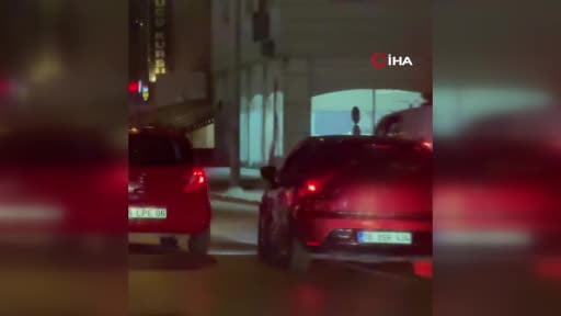 Makas atarak trafiği tehlikeye soktu, gözden kayboldu