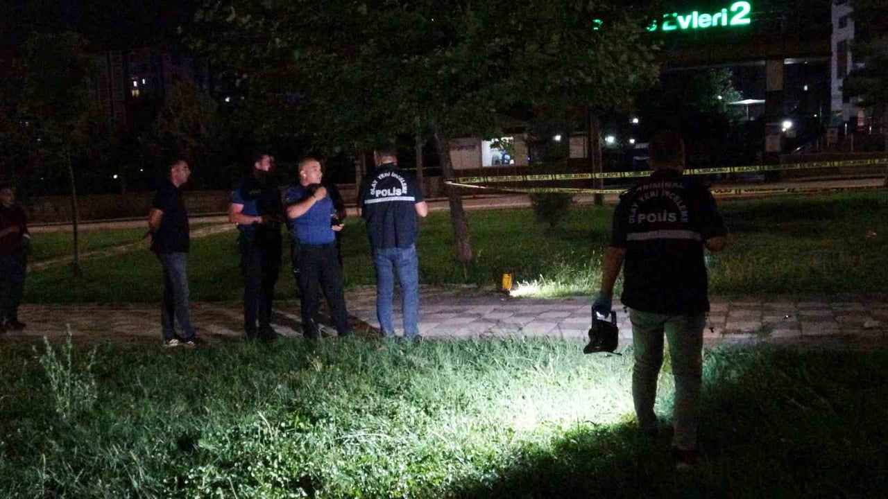 MALATYA'DA BİR PARKTA İKİ GRUP ARASINDA ÇIKAN SİLAHLI KAVGADA 4 KİŞİ YARALANDI.