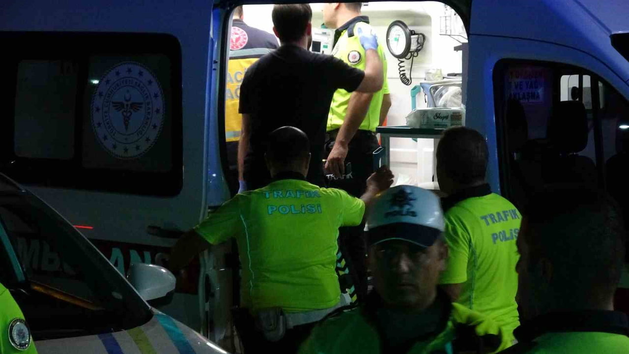 MALATYA'DA EKİP ARACI İLE OTOMOBİL ÇARPIŞTI: 2'Sİ POLİS 3 YARALI