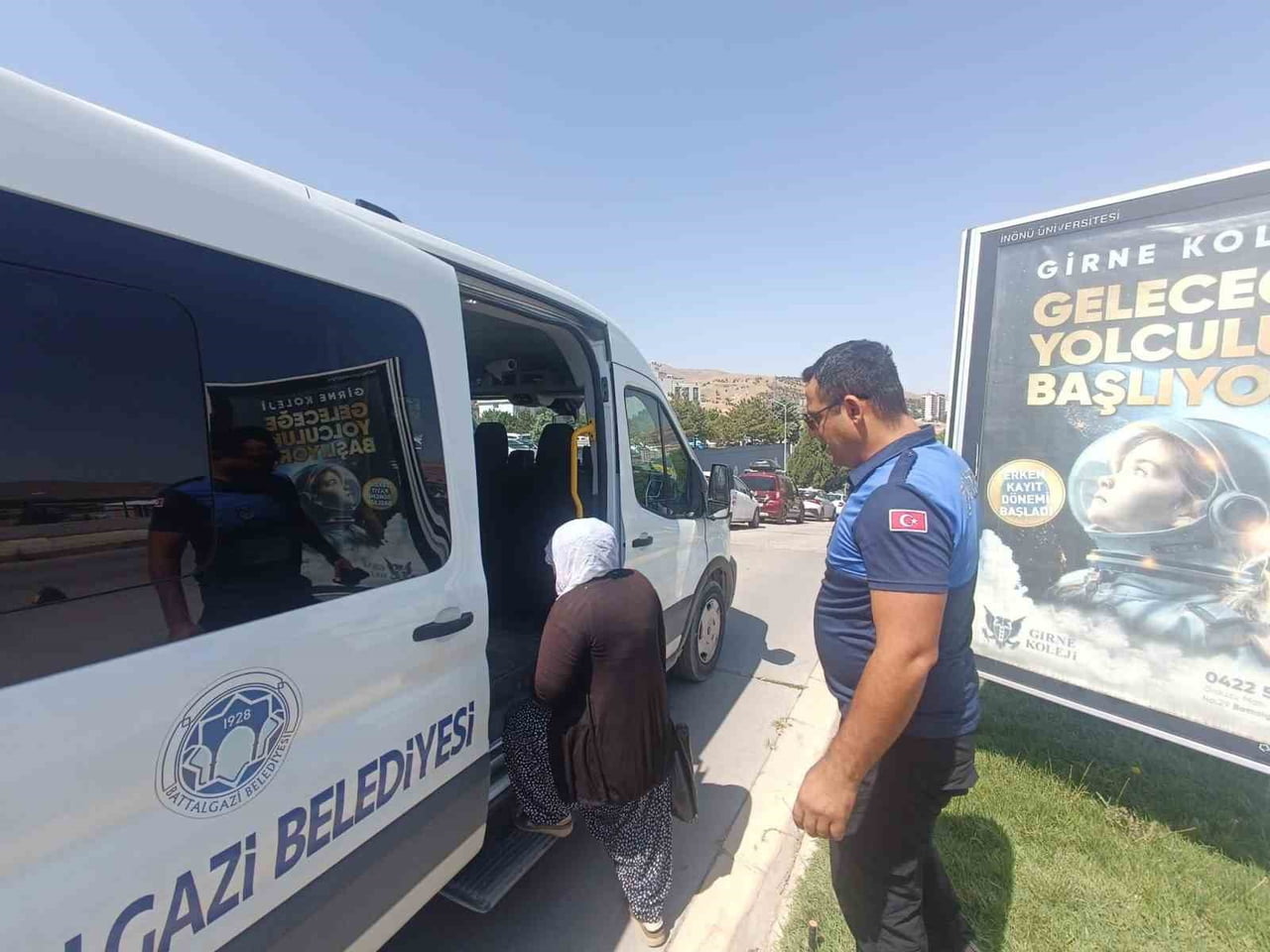 MALATYA'DA HASTANE ÇEVRESİNDE DİLENCİLERE ZABITA OPERASYONU: 3 KİŞİ YAKALANDI