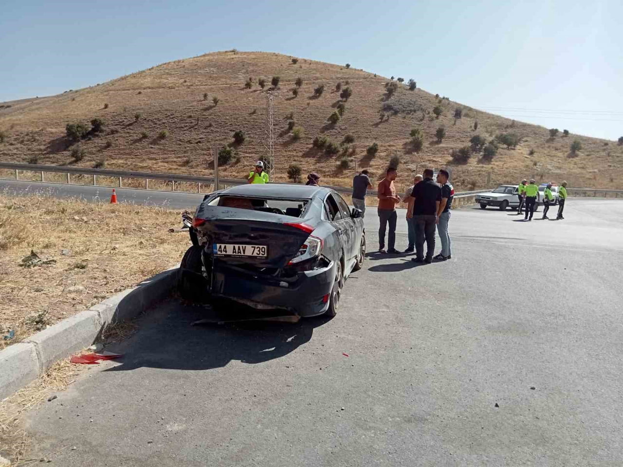 MALATYA'DA, İKİ OTOMOBİL ÇARPIŞTI: 8 YARALI
