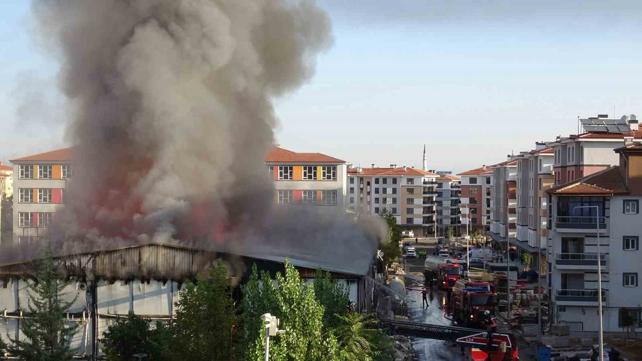MALATYA'DA İŞÇİLERİN KALDIĞI YATAKHANE YANDI