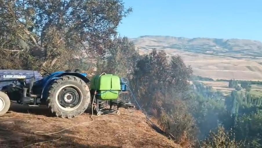 MALATYA'DA KORKUTAN YANGIN: 2 AHIR İLE BİR EVİN ÇATISI YANDI