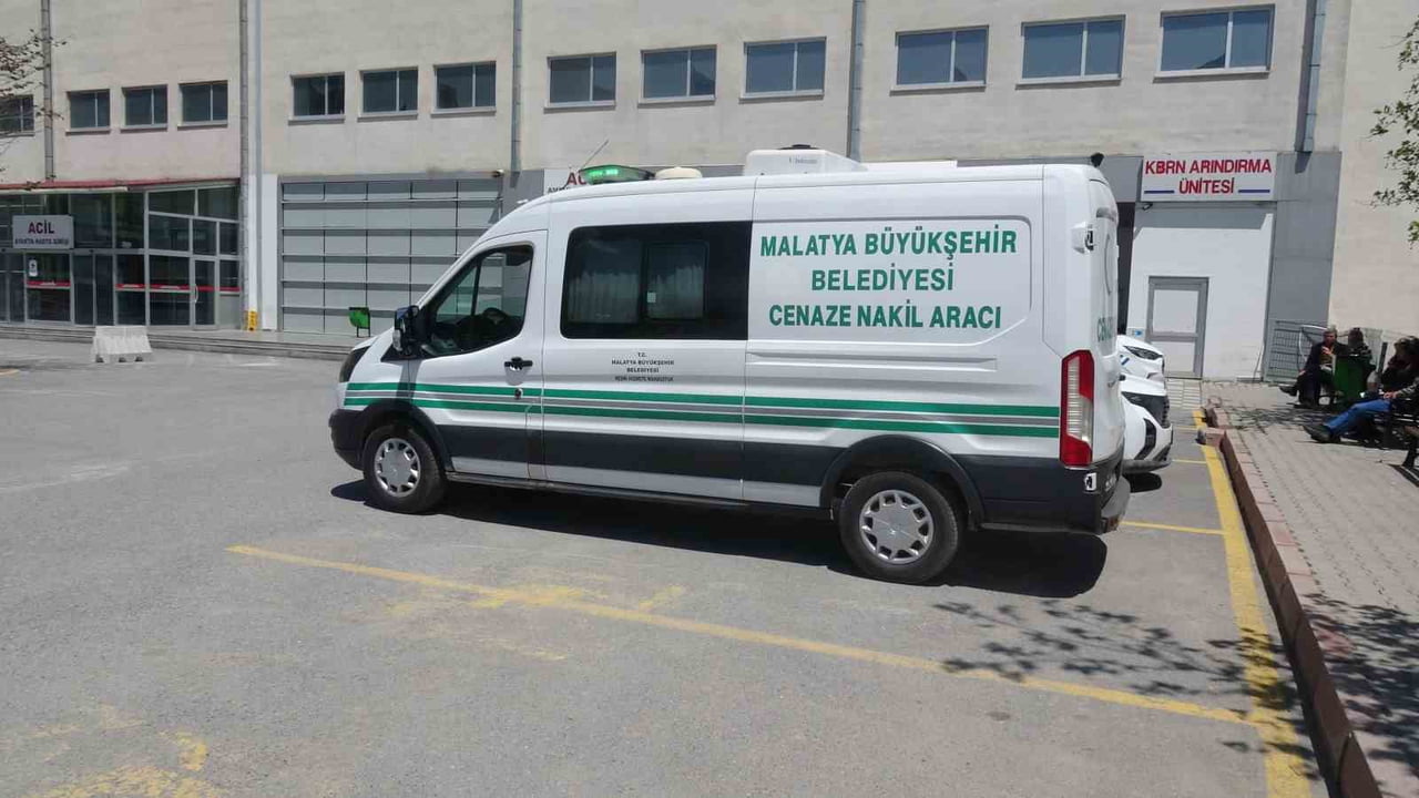 MALATYA'NIN AKÇADAĞ İLÇESİNDE KONTROLDEN ÇIKARAK ŞARAMPOLE DEVRİLEN TRAKTÖRÜN SÜRÜCÜSÜ HAYATINI...