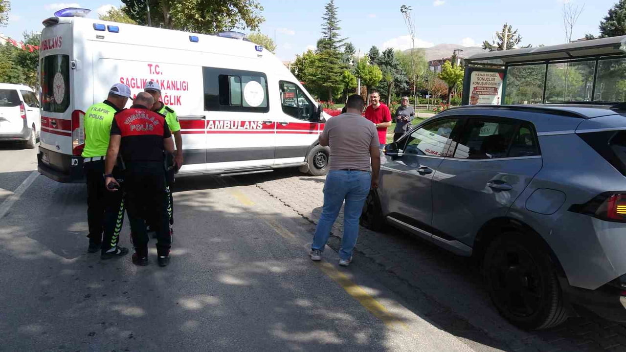 MALATYA’DA OTOMOBİL İLE MOTOSİKLET ÇARPIŞTI: 1 YARALI