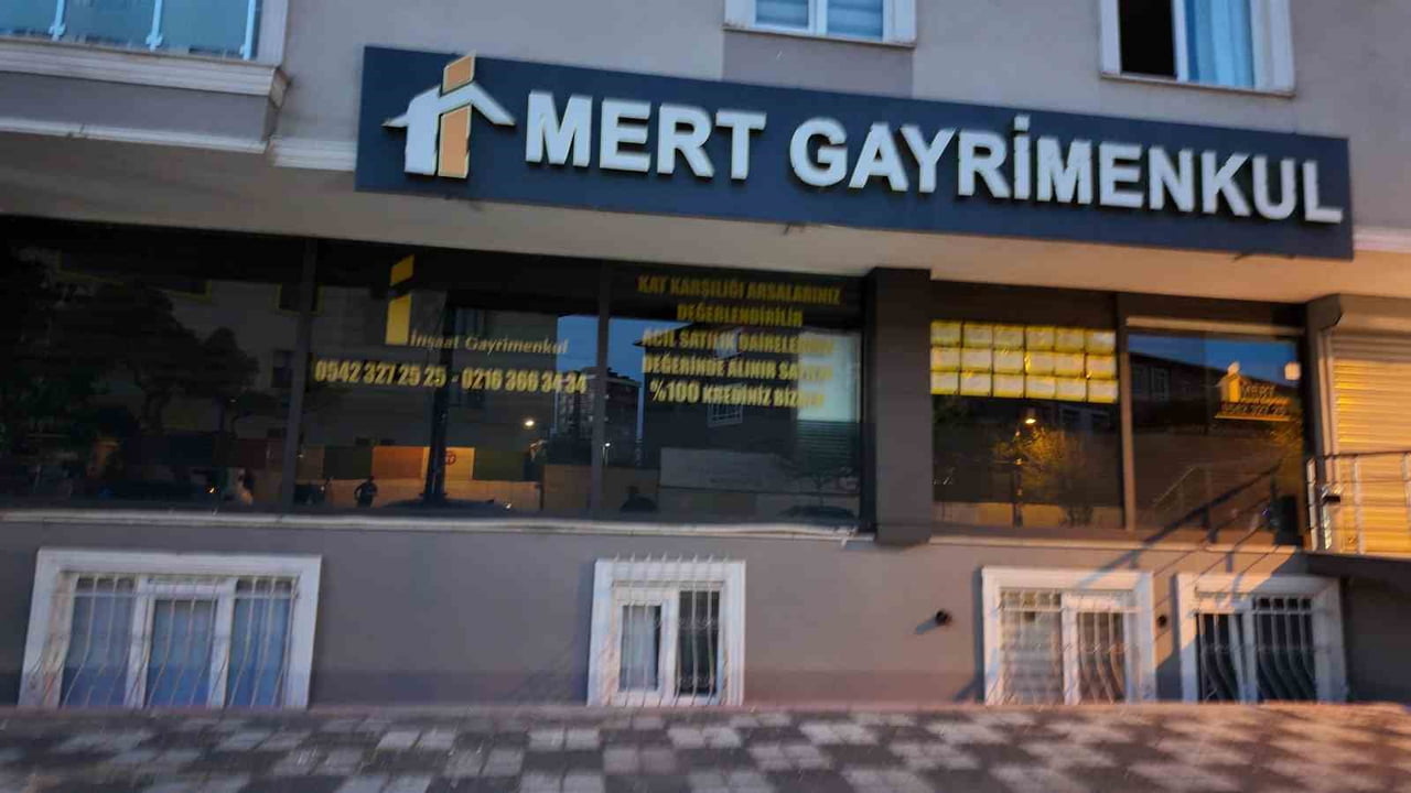 MALTEPESPOR BAŞKANI CAN ILDIRI'NA AİT EMLAK DÜKKANI  KİMLİĞİ BELİRSİZ KİŞİLERCE KURŞUNLANDI. OLAY...