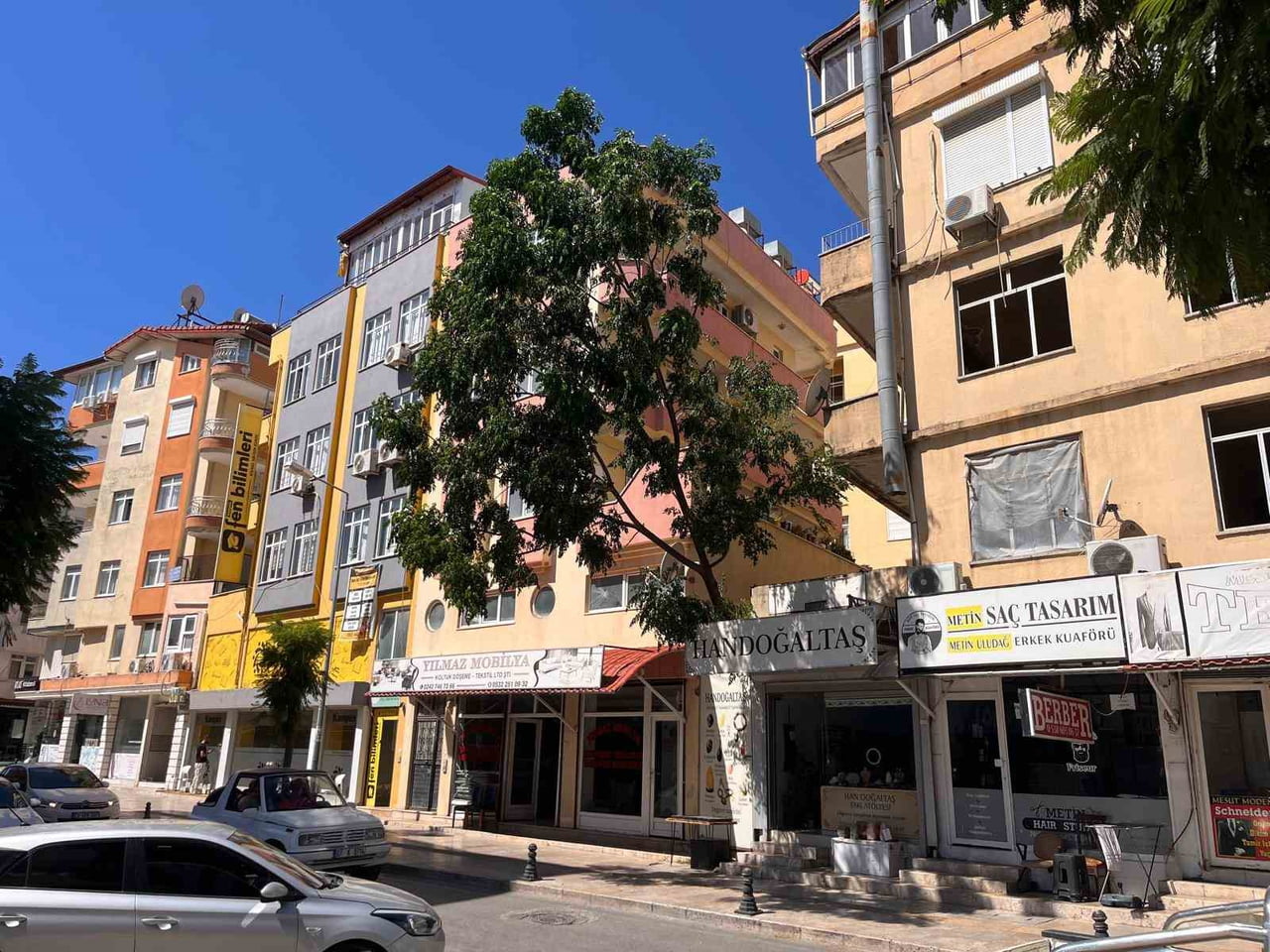 MANAVGAT İLÇESİNDE ETKİLİ OLAN FIRTINA NEDENİYLE BİR AĞACIN DEVRİLME TEHLİKESİ OLUŞTURMASI ÜZERİNE...