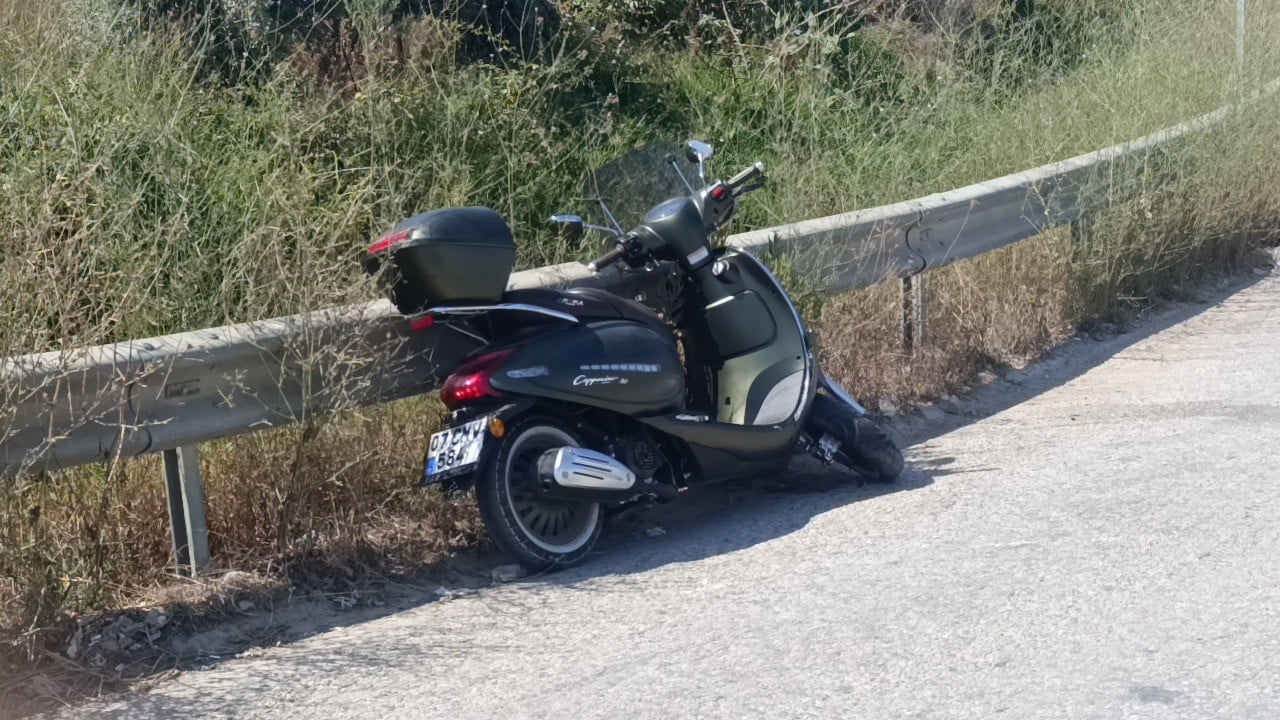 MANAVGAT İLÇESİNDE HAFİF TİCARİ ARACIN MOTOSİKLETE ÇARPMASI SONUCU 1 KİŞİ YARALANDI.