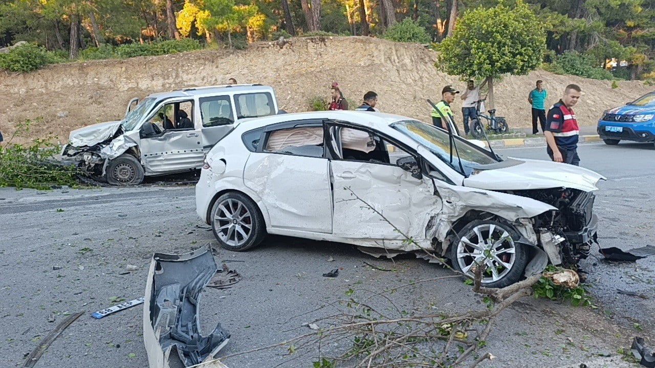 MANAVGAT İLÇESİNDE REFÜJÜ AŞARAK KARŞI ŞERİDE GEÇEN OTOMOBİLİN HAFİF TİCARİ ARAÇLA ÇARPIŞMASI...