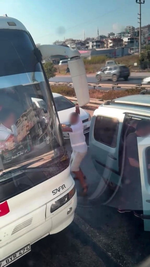 MANAVGAT İLÇESİNDE SEYİR HALİNDEKİ HAFİF TİCARİ ARAÇTAN İNEN 1'İ KADIN 3 KİŞİ, KENDİLERİNİN...