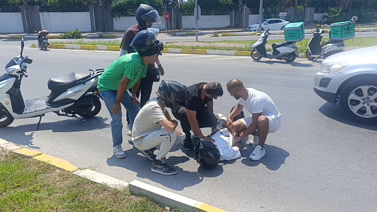 MANAVGAT İLÇESİNDE SİREN ÇALARAK GELEN İTFAİYE ARACINA YOL VERMEK İÇİN KIRMIZI IŞIKTA GEÇEN...