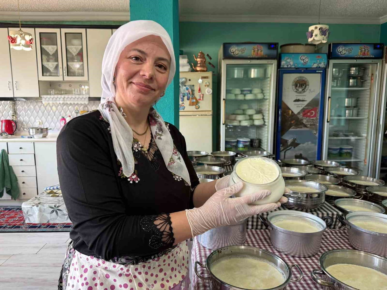 MANDA YOĞURDUNUN YAPIM AŞAMALARINI VE FAYDALARINI ANLATAN ÜRETİCİ EMEL KALE, ÜRÜNLERİNİN TAMAMEN...