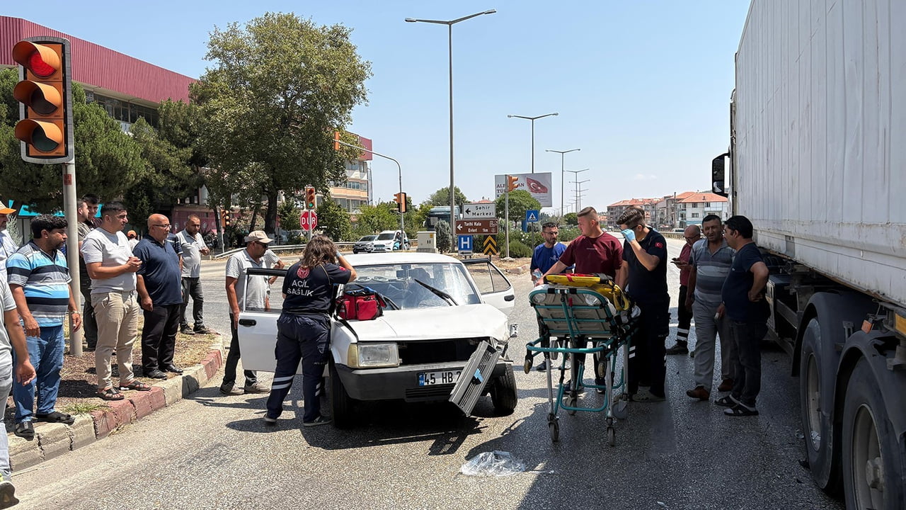 MANİSA'NIN KULA İLÇESİNDE D300 KARAYOLU ÜZERİNDEKİ KAVŞAKTA OTOMOBİL İLE TIR ÇARPIŞTI. KAZADA 1...