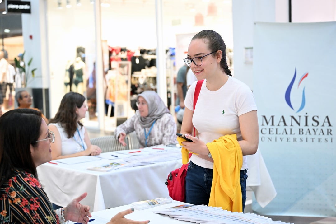 MANİSA CELAL BAYAR ÜNİVERSİTESİ, 2026 YKS TERCİH DÖNEMİ KAPSAMINDA FORUM MANİSA AVM'DE DÜZENLEDİĞİ...