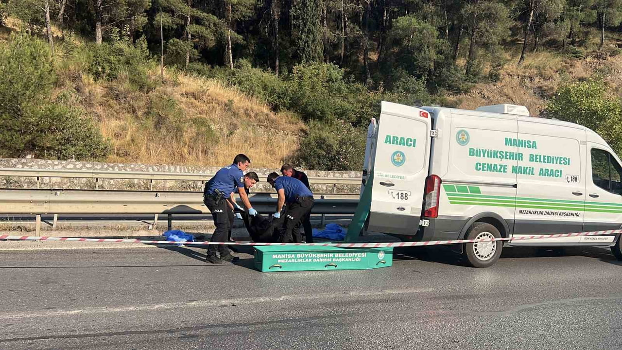 MANİSA’DA KONTROLDEN ÇIKARAK BARİYERLERE ÇARPAN MOTOSİKLETİN SÜRÜCÜSÜ OLAY YERİNDE HAYATINI...