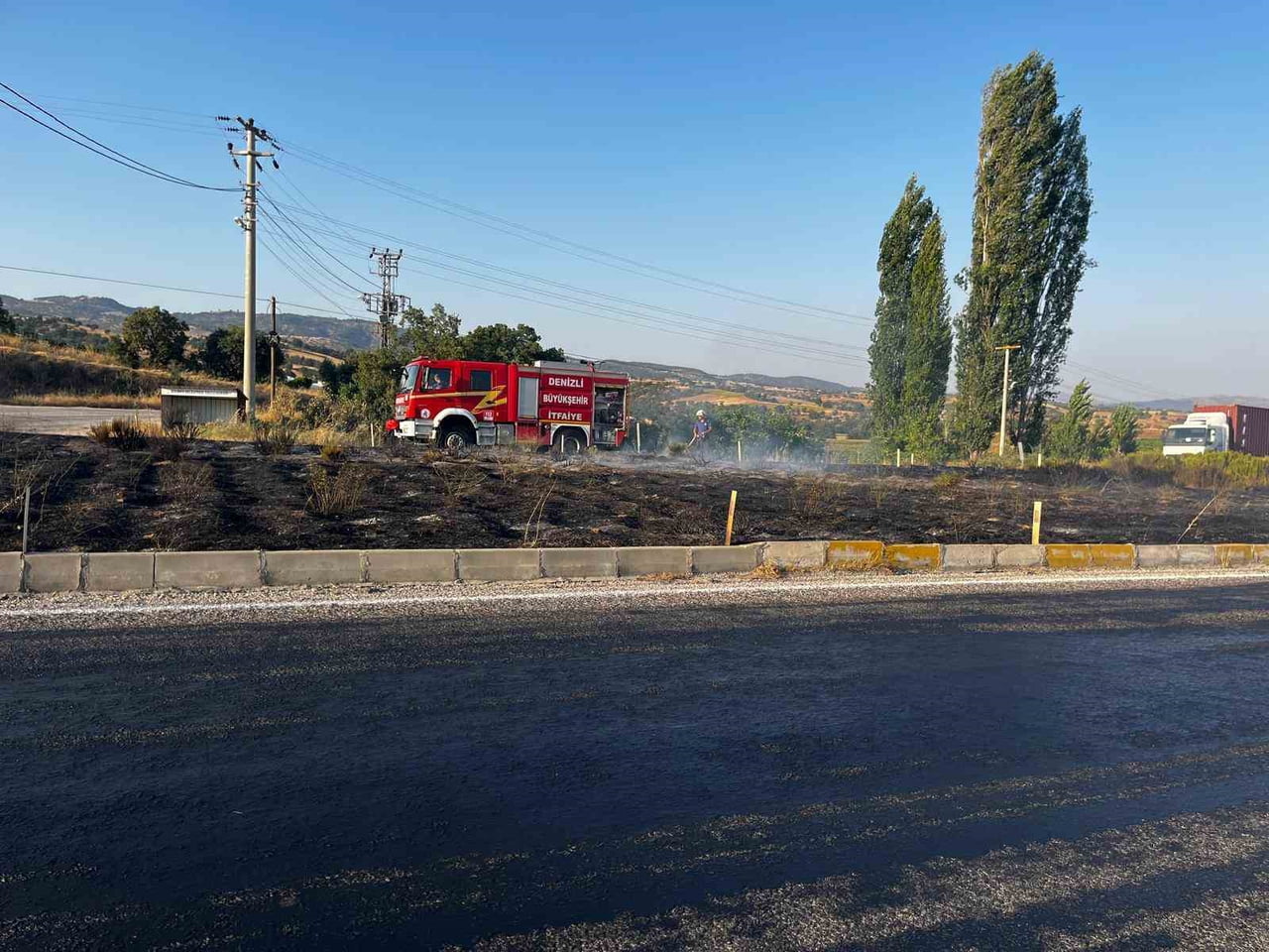 MANİSA-DENİZLİ KARAYOLUNUN BULDAN İLÇESİ GEÇİŞİNDEKİ ORTA REFÜJDE ÇIKAN OT YANGINI, DENİZLİ...