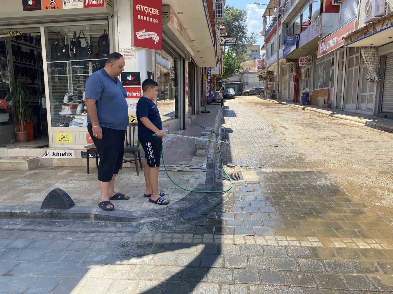 MANİSA’NIN ALAŞEHİR İLÇESİNDE ETKİLİ OLAN SICAK HAVA HAYATI OLUMSUZ ETKİLİYOR. İLÇEDE...