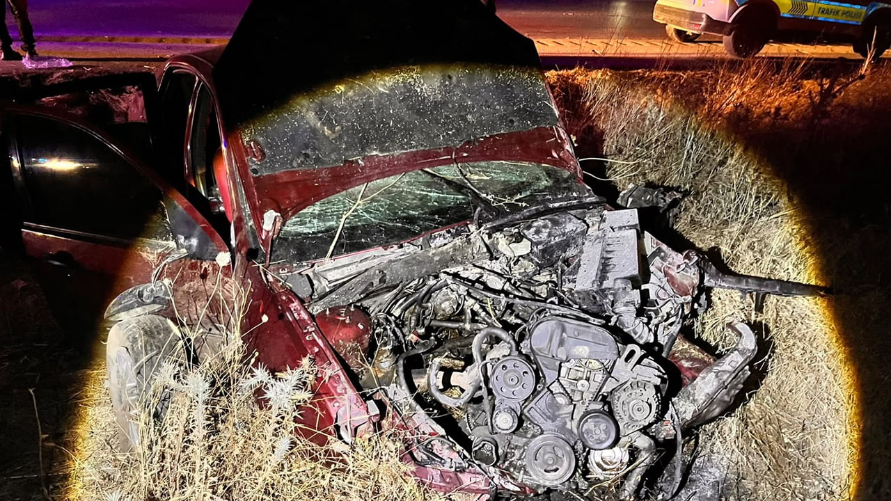 MANİSA’NIN KULA İLÇESİNDE D300 KARAYOLUNDA SEYİR HALİNDE OLAN OTOMOBİL, SÜRÜCÜSÜNÜN DİREKSİYON...