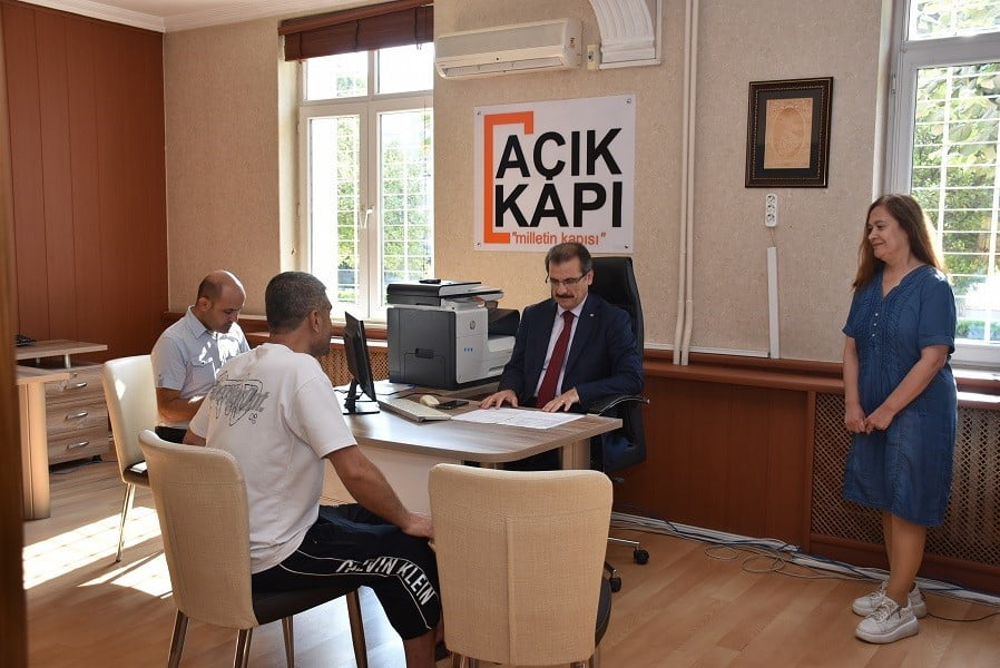 MANİSA’NIN SALİHLİ İLÇE KAYMAKAMI ALİ GÜLDOĞAN, VATANDAŞ ODAKLI HİZMET ANLAYIŞI KAPSAMINDA AÇIK...
