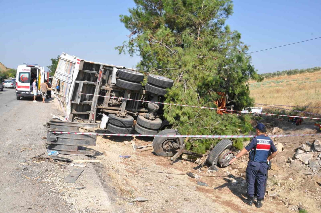 MANİSA’NIN SALİHLİ İLÇESİ D300 KARAYOLUNDA YOLCU OTOBÜSÜNÜN İŞ MAKİNASI TAŞIYAN KAMYONA ARKADAN...