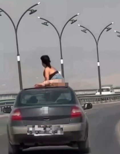 MANİSA’NIN SALİHLİ İLÇESİNDE SEYİR HALİNDEKİ OTOMOBİLİN SUNROOFUNDAN ÇIKARAK HAREKETLER YAPAN...