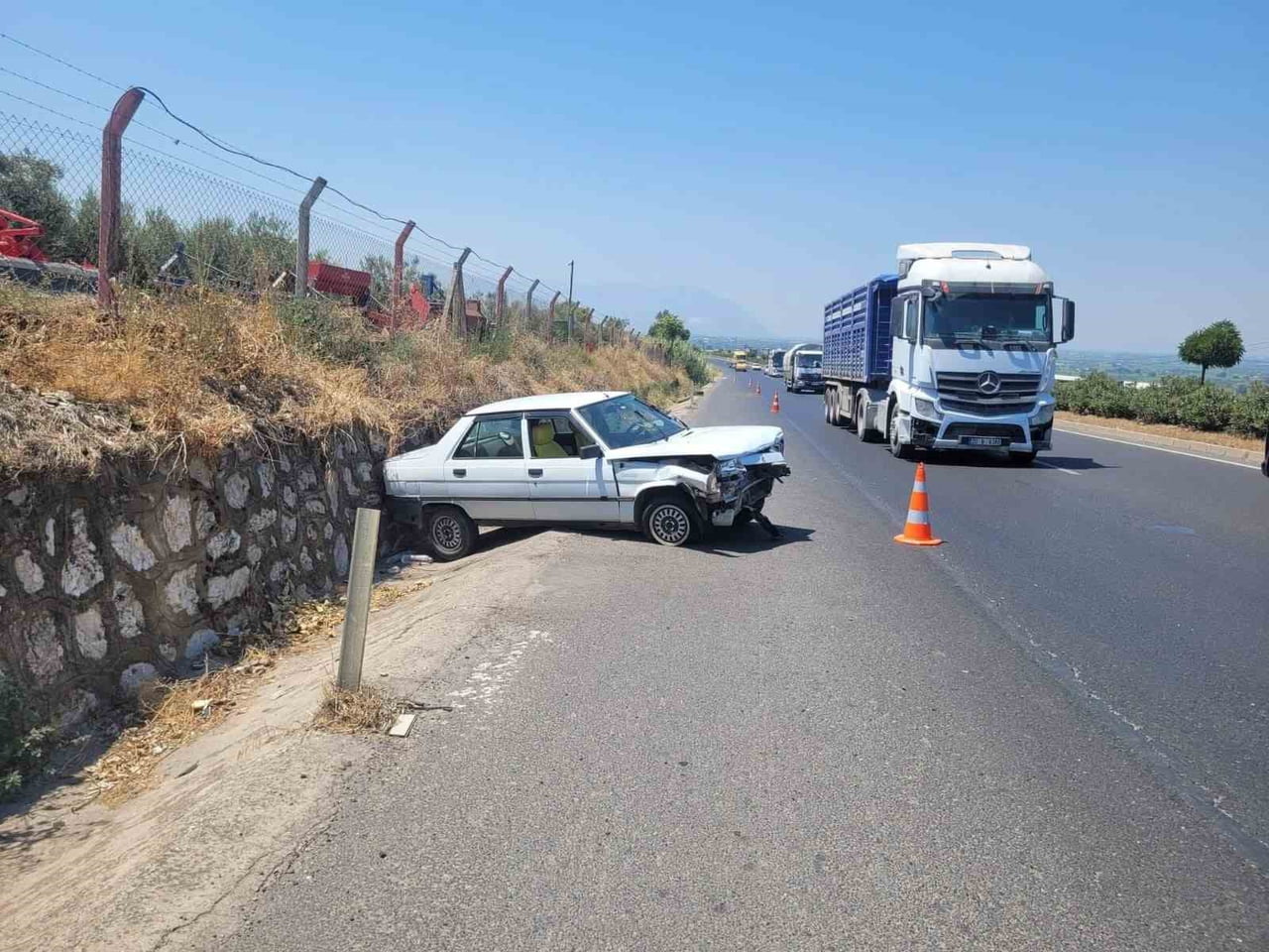 MANİSA’NIN TURGUTLU İLÇESİNDE TIRIN ŞERİT DEĞİŞTİRDİĞİ SIRADA OTOMOBİLE ÇARPMASI SONUCU MEYDANA...