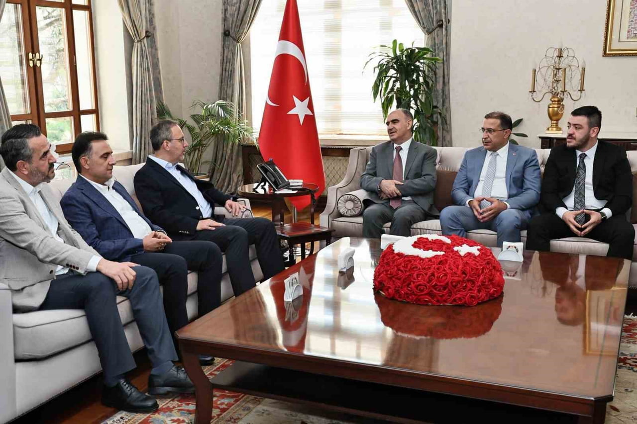 MANİSA VALİSİ VAHDETTİN ÖZKAN, ÖNCEKİ DÖNEM GENÇLİK VE SPOR BAKANI VE AK PARTİ İZMİR MİLLETVEKİLİ...