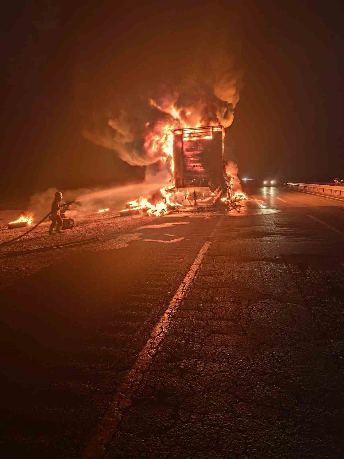 MARDİN'DE LASTİK YÜKLÜ BİR TIRDA ÇIKAN YANGIN, İTFAİYE EKİPLERİNİN MÜDAHALESİYLE...